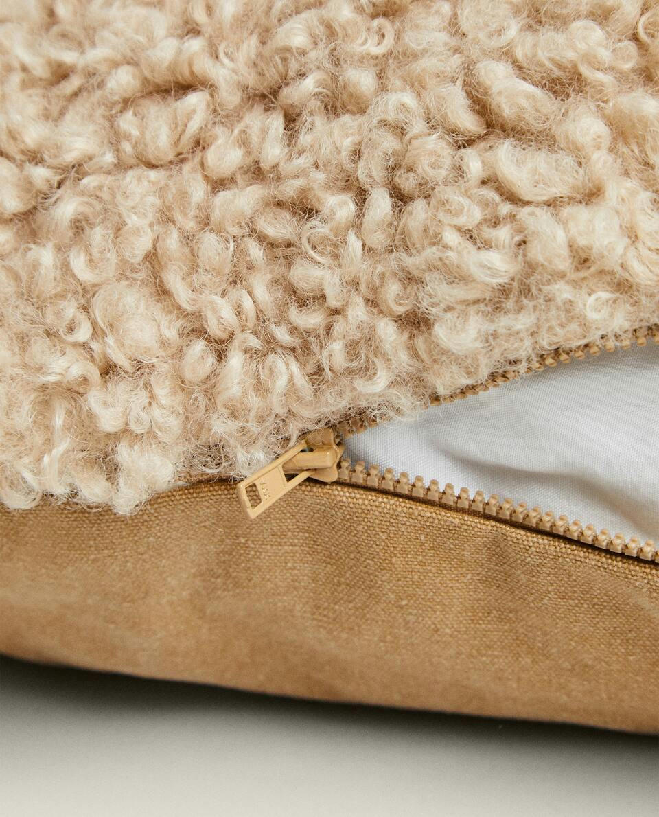FUZZY OVAL PET CUSHION