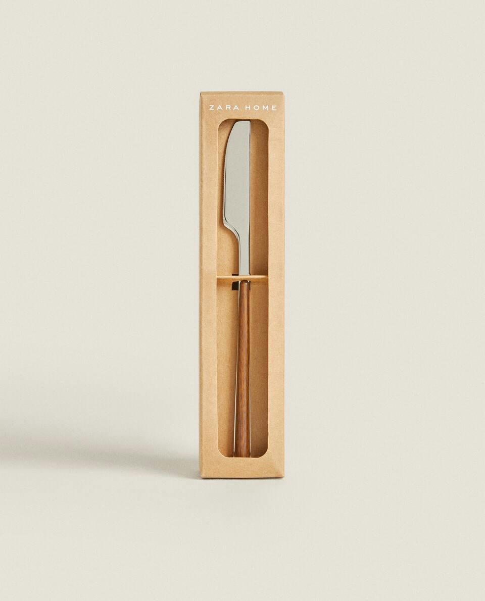 BOX 4 KNIVES WITH ROUND HANDLE DETAIL