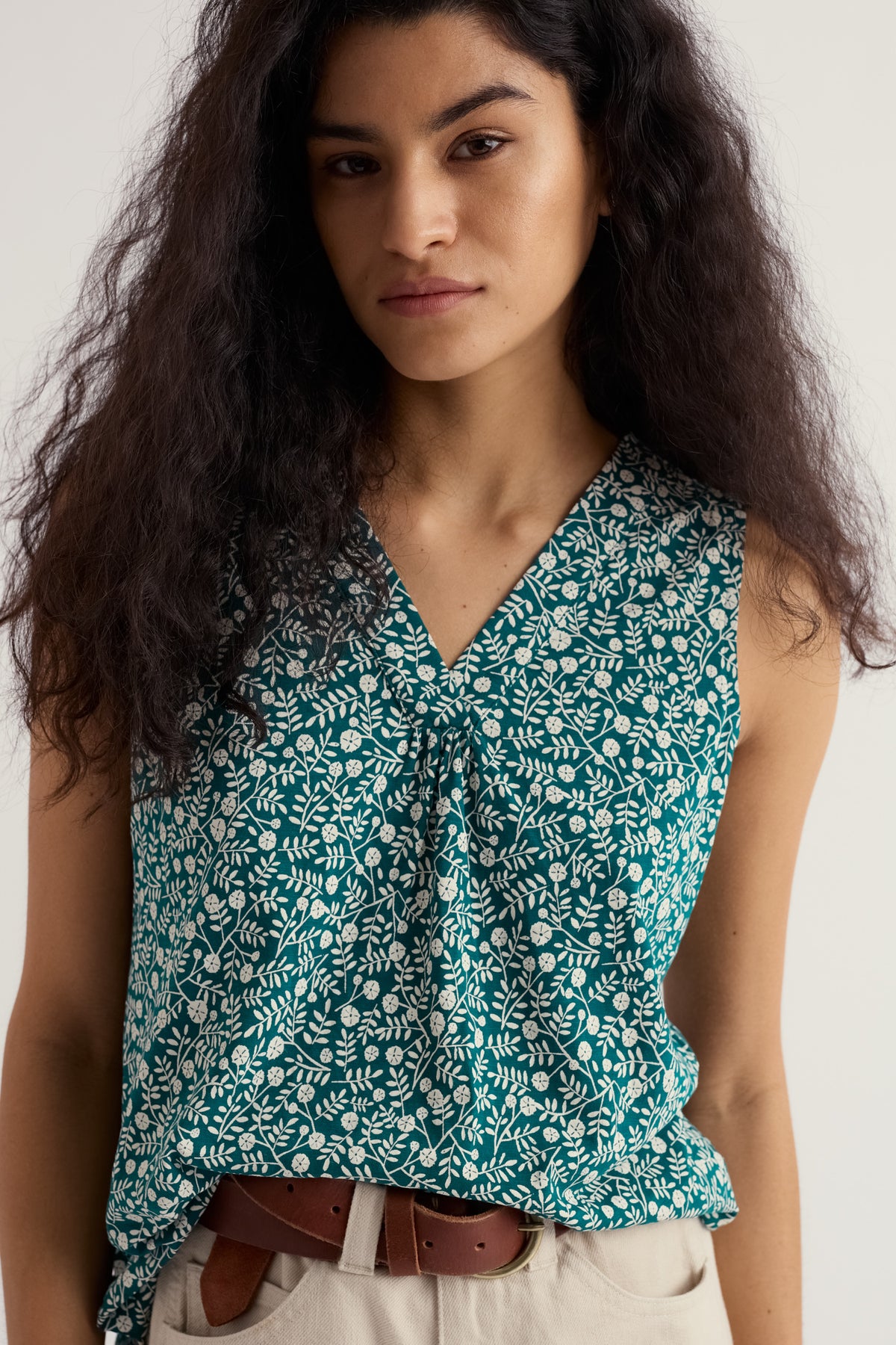 Achilla V-neck Vest