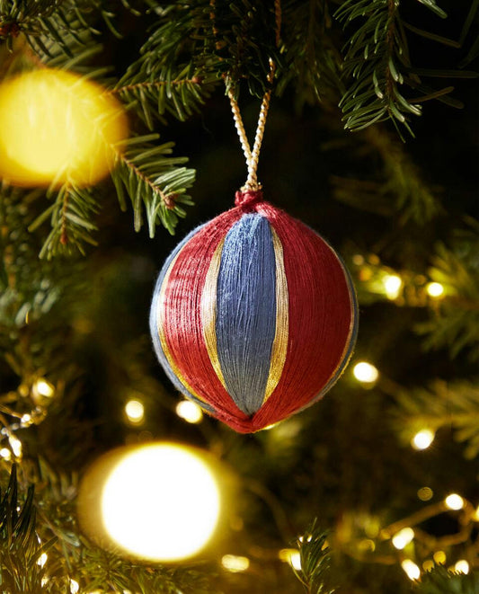 BAUBLE CHRISTMAS DECORATION WITH THREADS