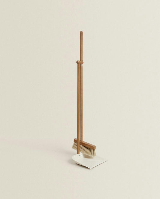 WOODEN DUSTPAN AND BRUSH SET