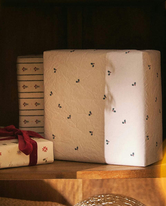 CHRISTMAS HOLLY GIFT WRAPPING PAPER