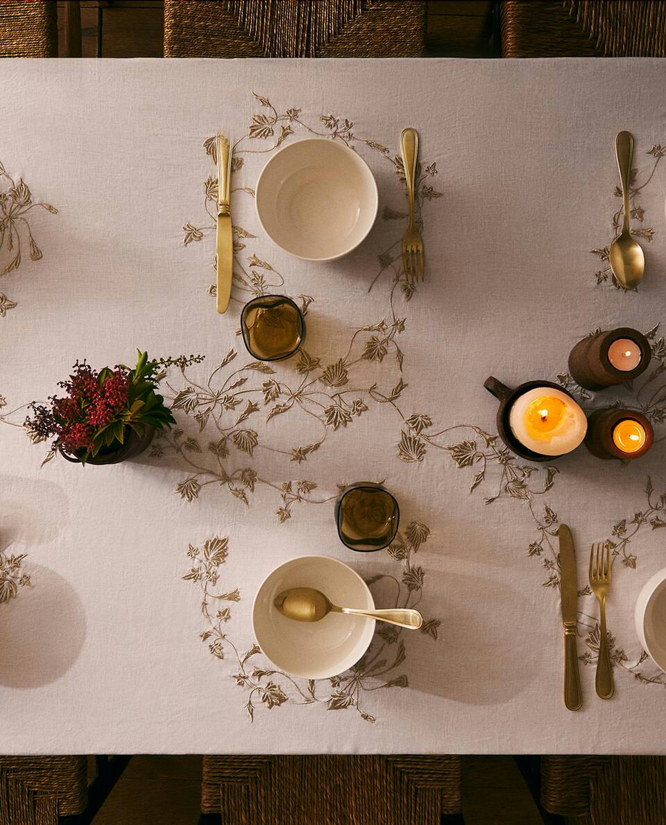 EMBROIDERED LINEN CHRISTMAS TABLECLOTH
