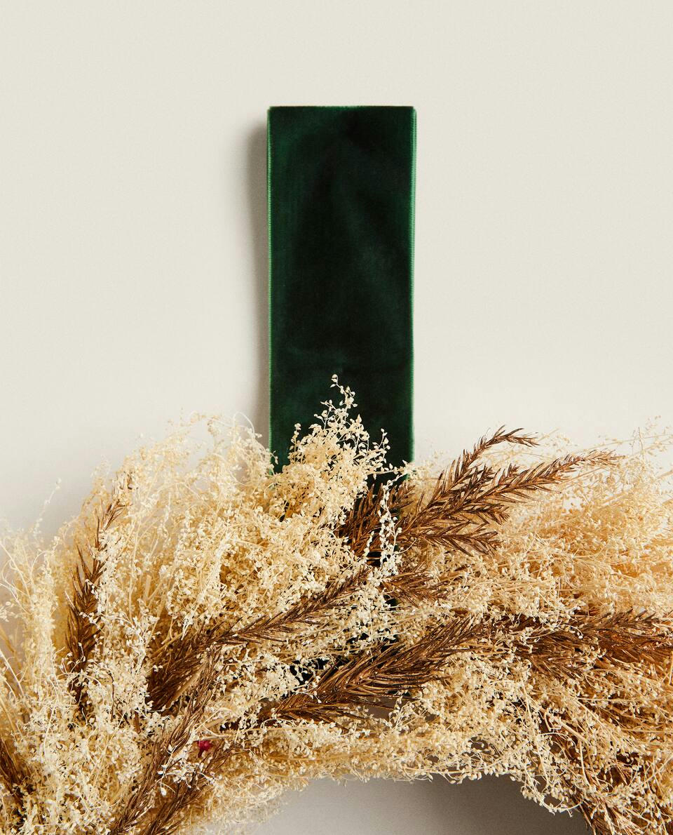 DECORATIVE CHRISTMAS WREATH WITH DRIED LEAVES