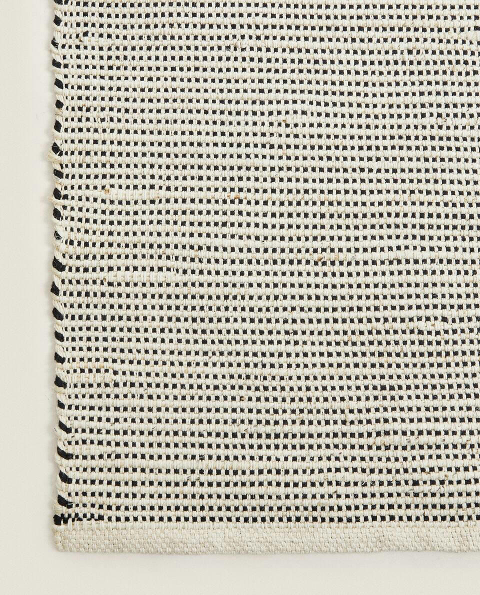 FLECKED RUG