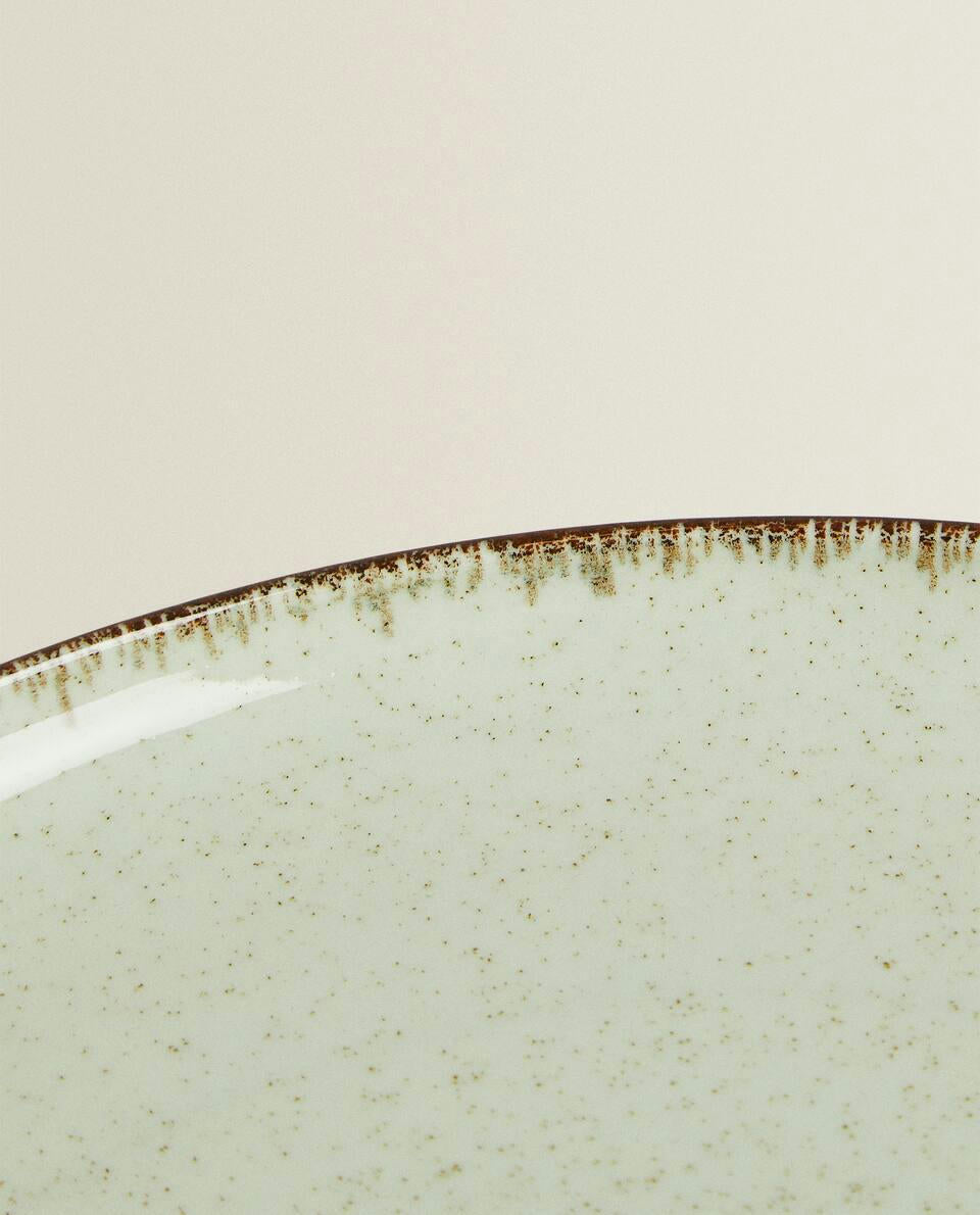 PORCELAIN TABLEWARE WITH ANTIQUE FINISH RIM