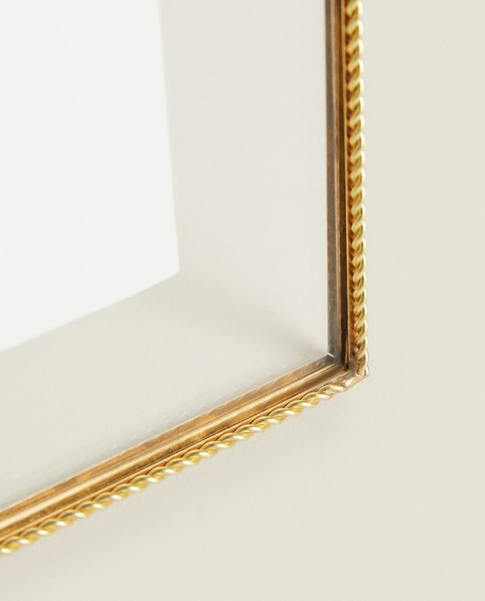 GOLDEN FRAME