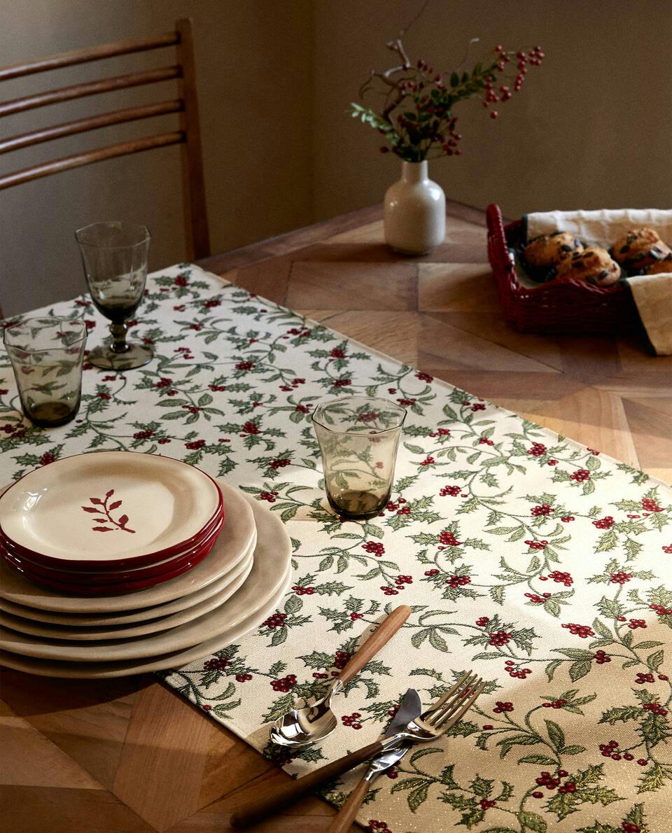 CHRISTMAS HOLLY TABLE RUNNER