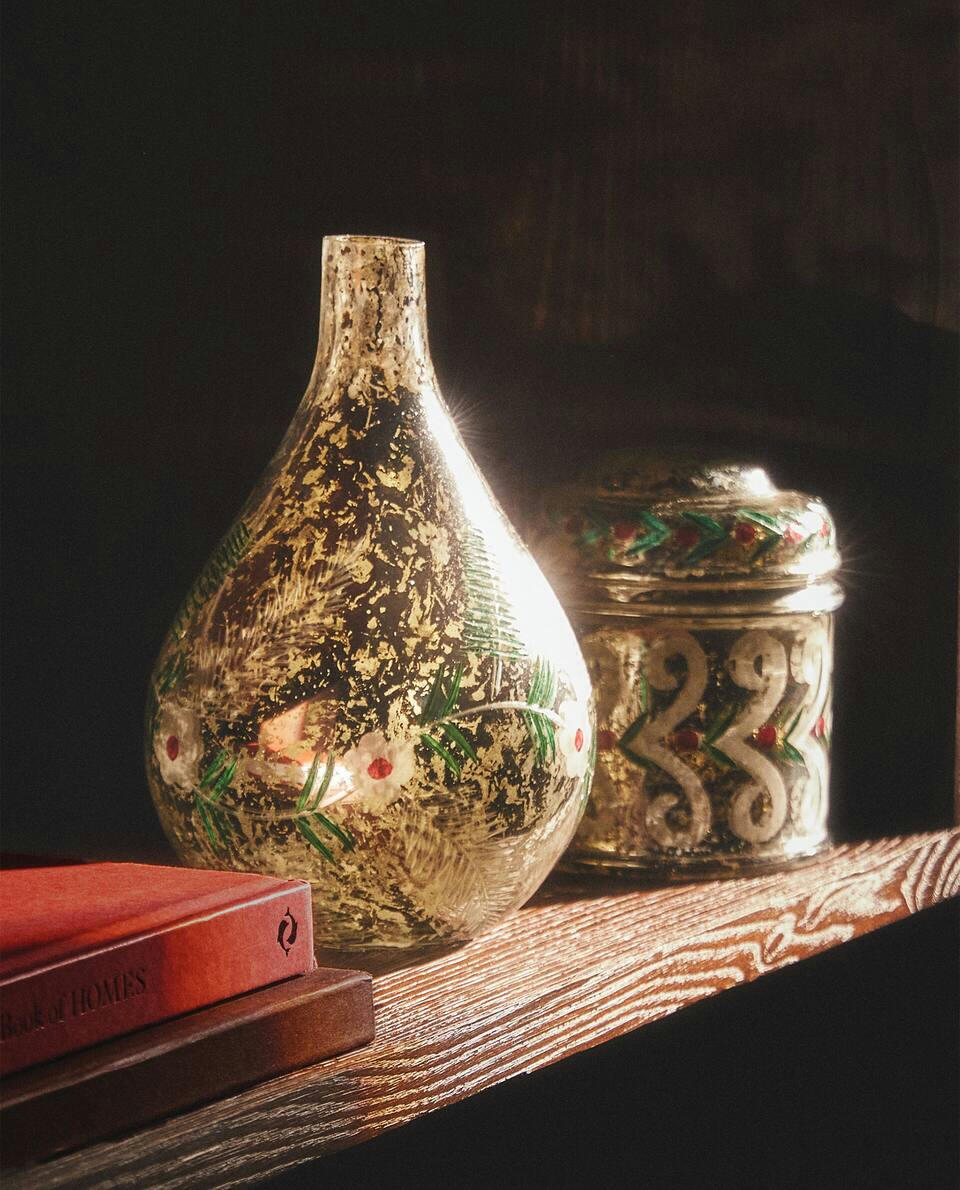 GLASS VASE WITH CHRISTMAS FLOWERS