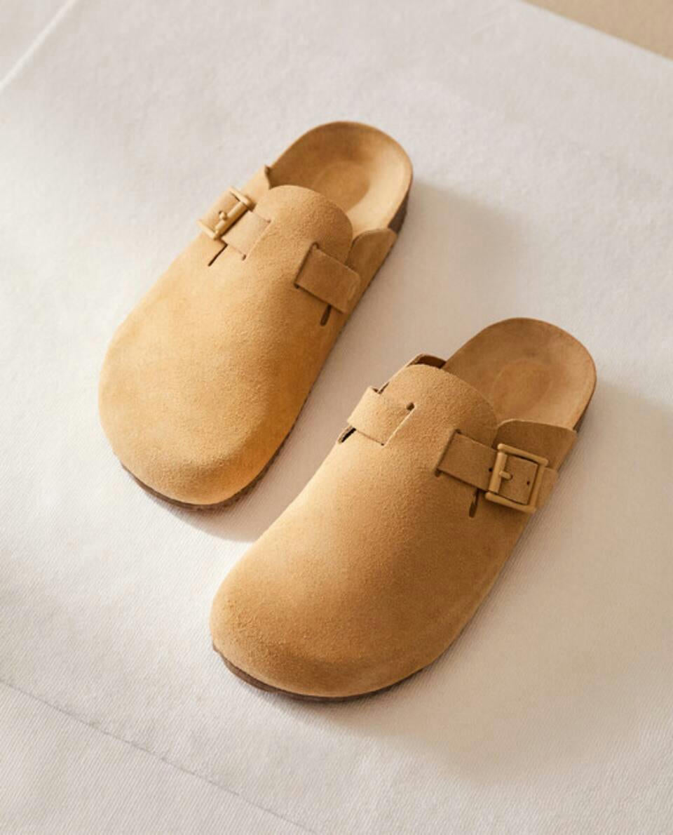 LEATHER CLOGS WITH BUCKLE