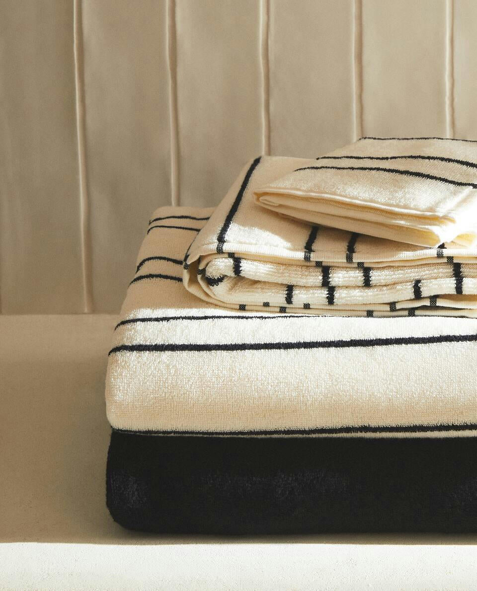 TOWEL WITH IRREGULAR STRIPE DETAIL