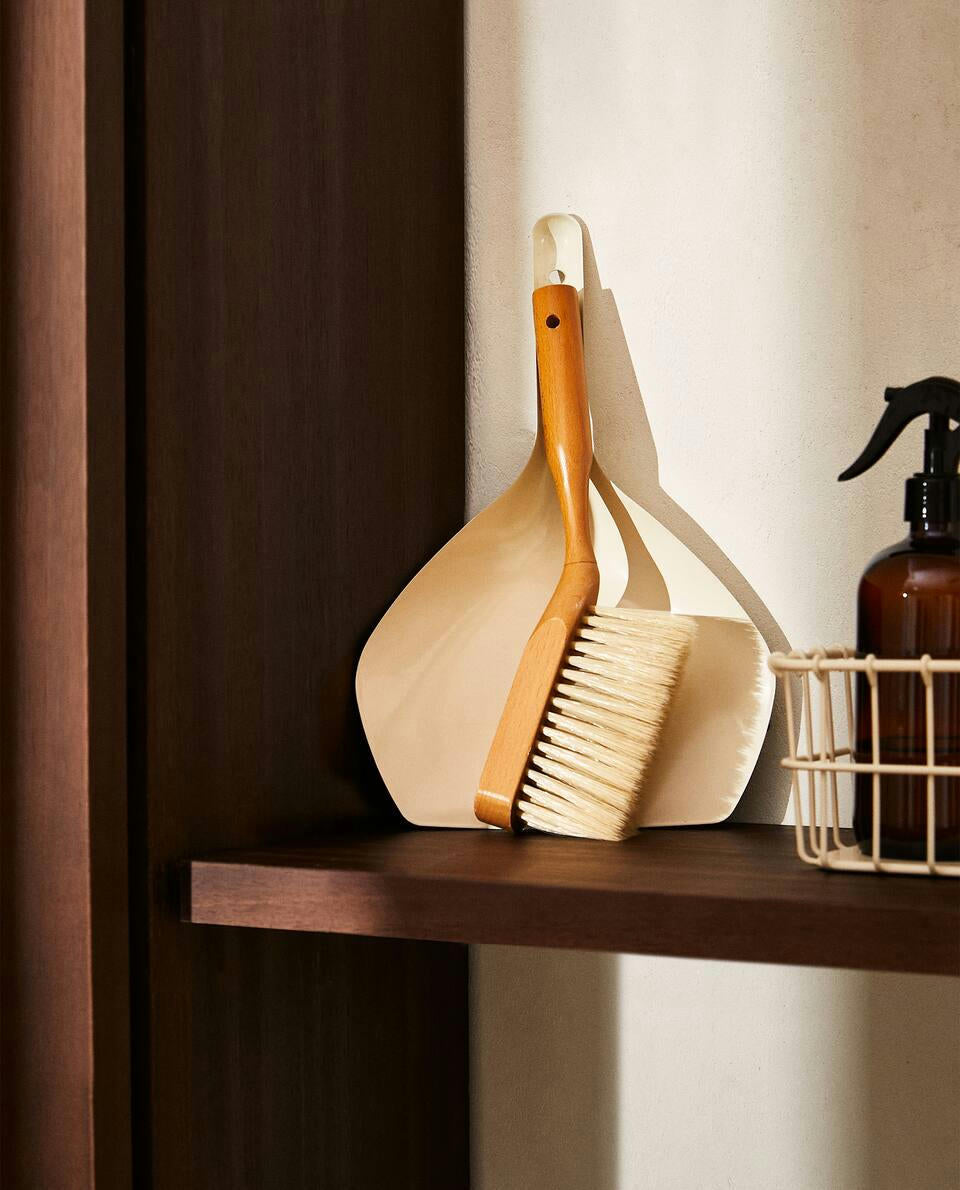 DUSTPAN AND BRUSH SET