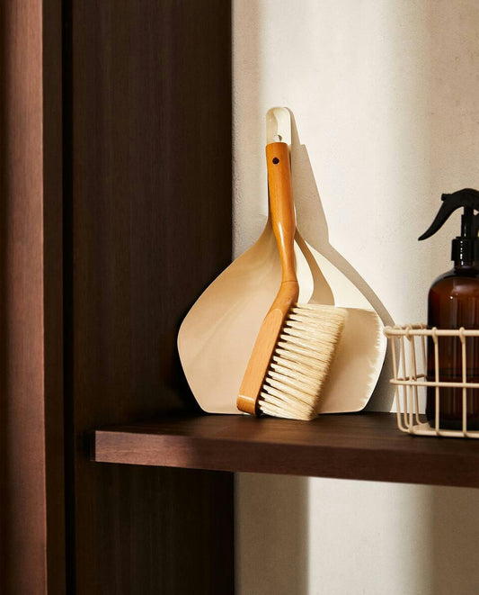 DUSTPAN AND BRUSH SET