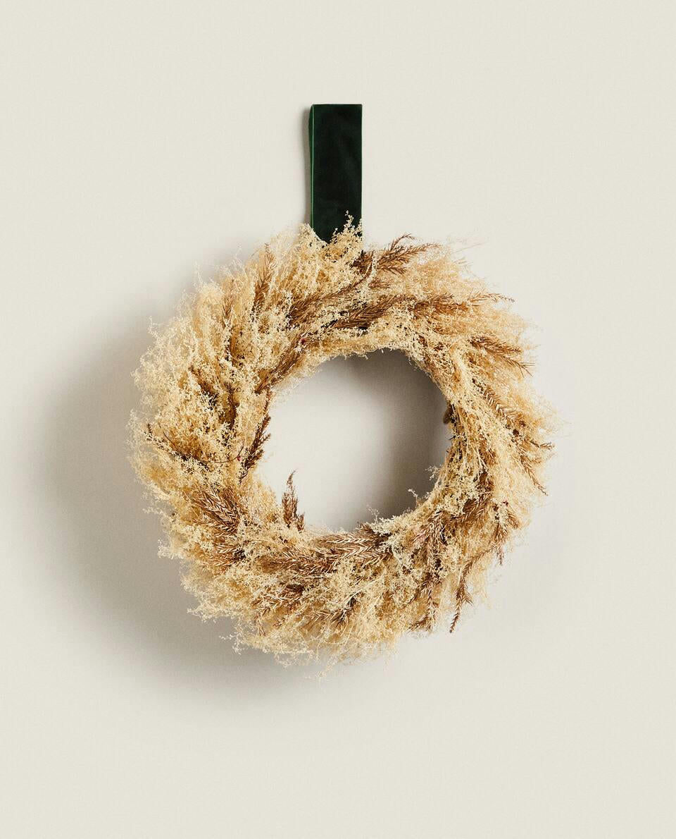 DECORATIVE CHRISTMAS WREATH WITH DRIED LEAVES
