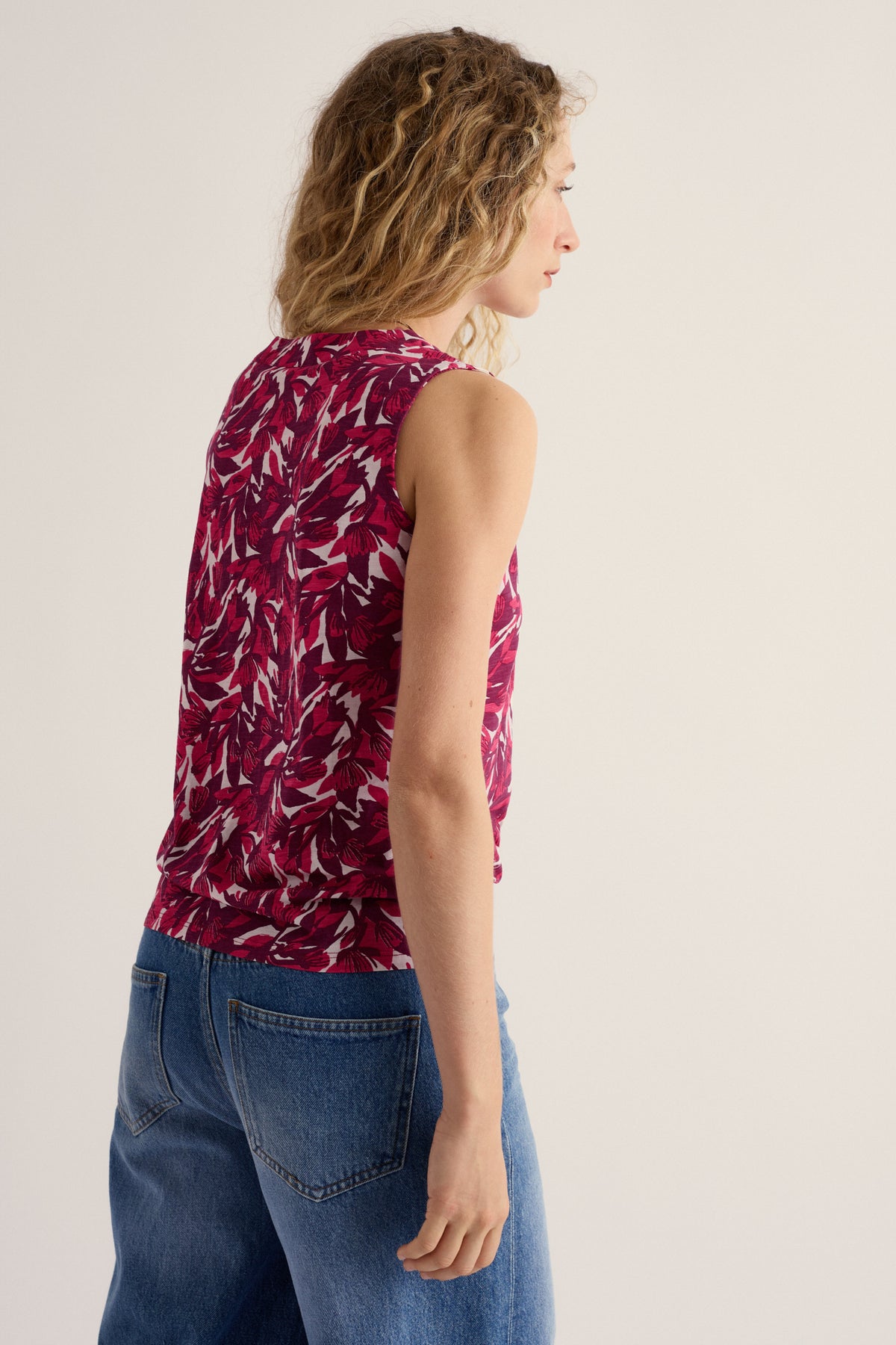 Achilla V-neck Vest