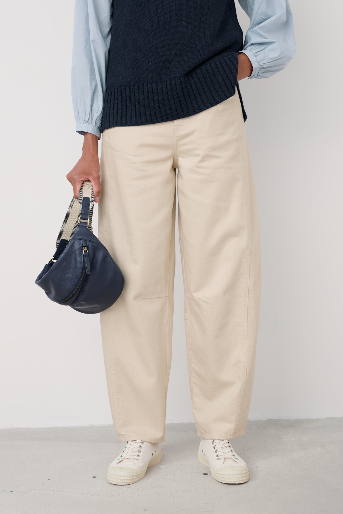 Gwenver Barrel Leg Jeans